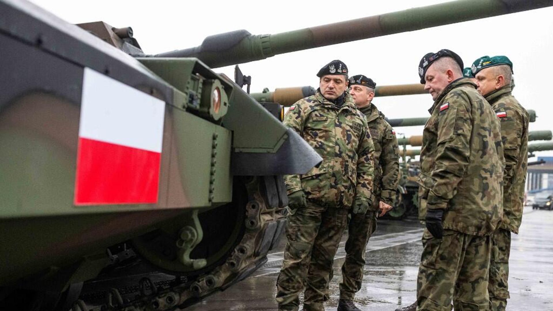 Польские военные осматривают в порту Гдыни прибывшие южнокорейские танки  К2 и гаубицы К9 - РИА Новости, 1920, 13.03.2023