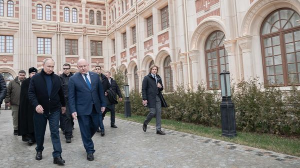 Путин осматривает школу искусств и филиал Артека – центр Корсунь в Севастополе