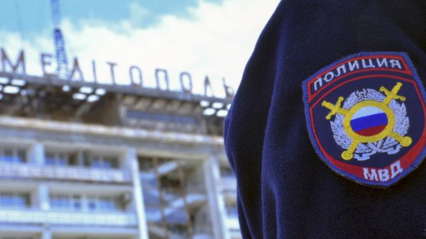 Шеврон на форме сотрудника полиции у гостиницы Мелитополь.