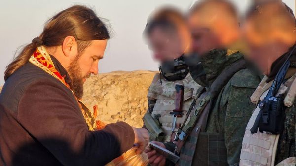 Отец Дмитрий Кротков с бойцами в зоне СВО