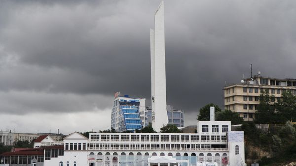 Обелиск Городу-герою Севастополю, называемый в народе обелиск Штык и Парус.