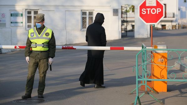У въезда на территорию Киево-Печерской лавры