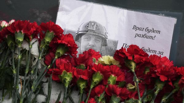 Цветы на месте взрыва на Университетской набережной в Петербурге