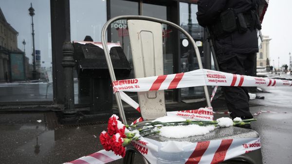 Цветы на месте взрыва на Университетской набережной в Петербурге