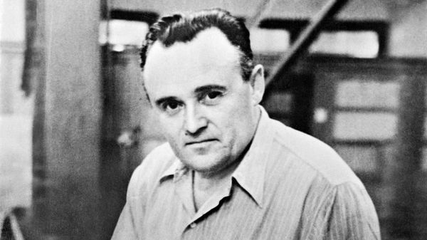 Сергей Павлович Королев с собакой перед запуском ее в космос, 1960 год