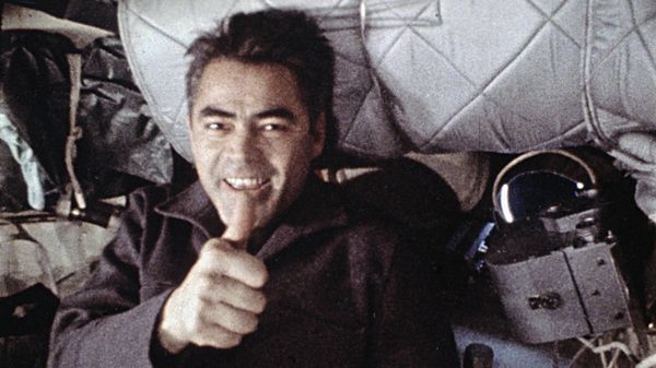 Летчик-космонавт СССР Андриян Николаев в кабине корабля Союз-9 во время полета
