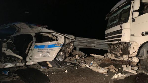 В Севастополе большегруз врезался в машину ДПС