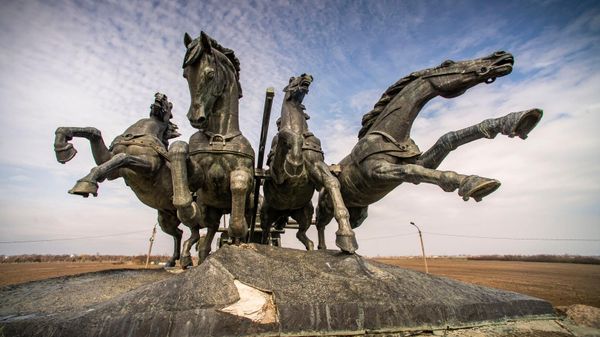 Мемориал Легендарная тачанка в Каховке, Херсонская область Мемориал Легендарная тачанка в Каховке, Херсонская область