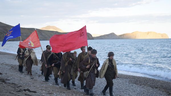 Несут с собой три знамени: точную копию Знамени Победы, ОСАВИАХИМа и ДОСААФа