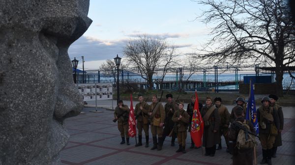 В этот день конечной точкой пути был памятник Коктебельскому десанту, к которому пришли на закате