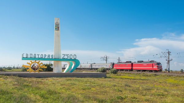 Поезд проезжает мимо стелы Евпатория