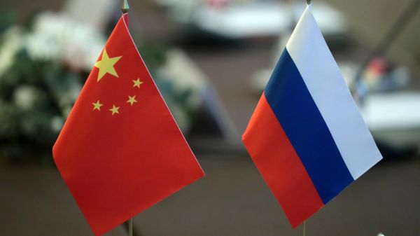 Флаги России и Китая
