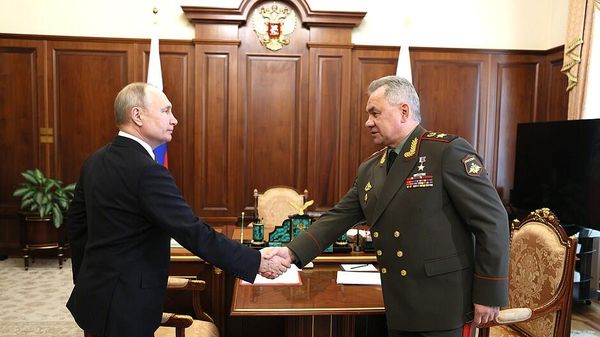 Президент РФ Владимир Путин и министр обороны Сергей Шойгу