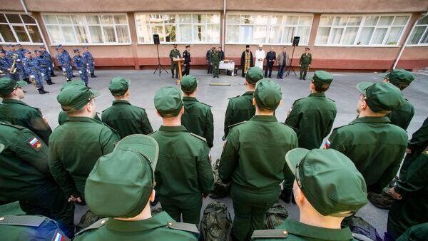 Весенний призыв: репортаж из главного военкомата Крыма