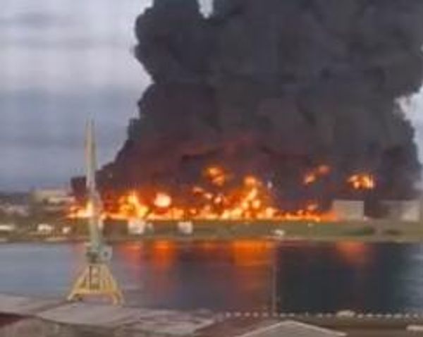 Пожар на нефтебазе в Севастополе после атаки дронов