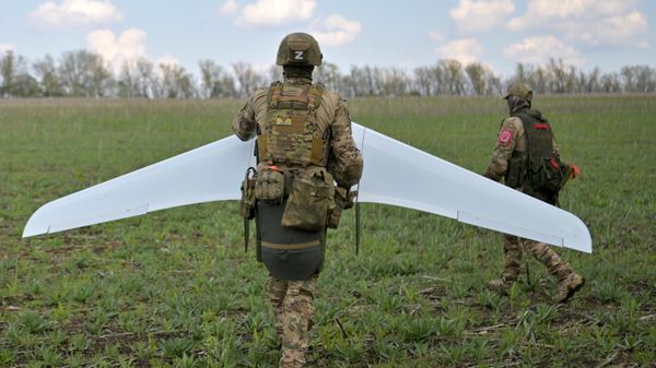 Российские военные с беспилотником