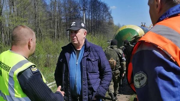 Губернатор Брянской области Александр Богомаз на месте, где в результате подрыва полотна сошел с рельсов грузовой поезд 