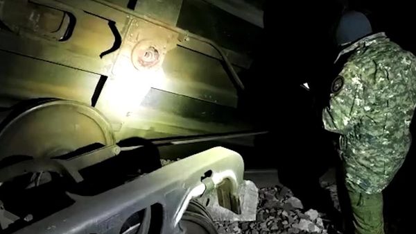 Грузовой поезд сошёл с рельсов в Брянской области