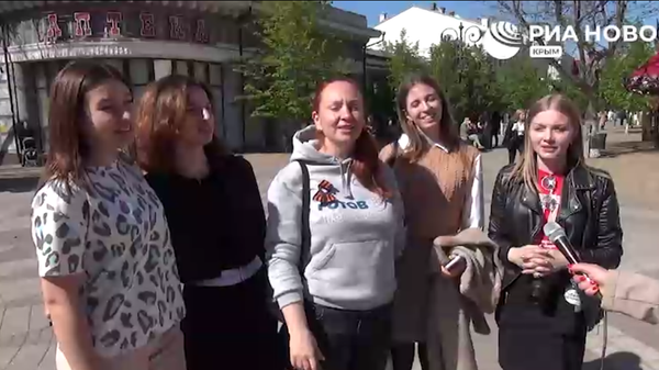 Жители Симферополя подхватили флешмоб РИА Новости Крым и исполнили военные песни