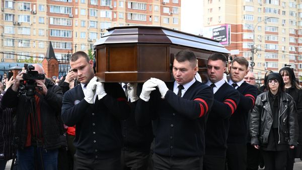 Вынос гроба с телом модельера Вячеслава Зайцева из собора Троицы Живоначальной в подмосковном Щелково после отпевания.