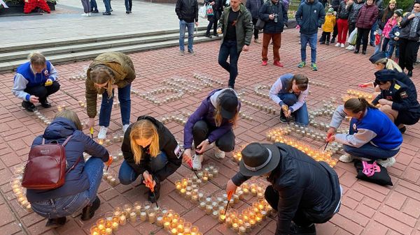 Участники акции Свеча Победы в парке имени Гагарина в Симферополе