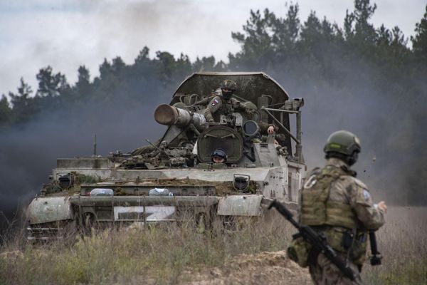 Стрельба из самоходного миномета артиллерии Резерва Верховного Главнокомандования 2С4 Тюльпан калибра 240-мм. Стрельба из самоходного миномета артиллерии Резерва Верховного Главнокомандования 2С4 Тюльпан калибра 240-мм.