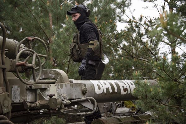 Стрельба из самоходного миномета артиллерии Резерва Верховного Главнокомандования 2С4 Тюльпан калибра 240-мм. Стрельба из самоходного миномета артиллерии Резерва Верховного Главнокомандования 2С4 Тюльпан калибра 240-мм.