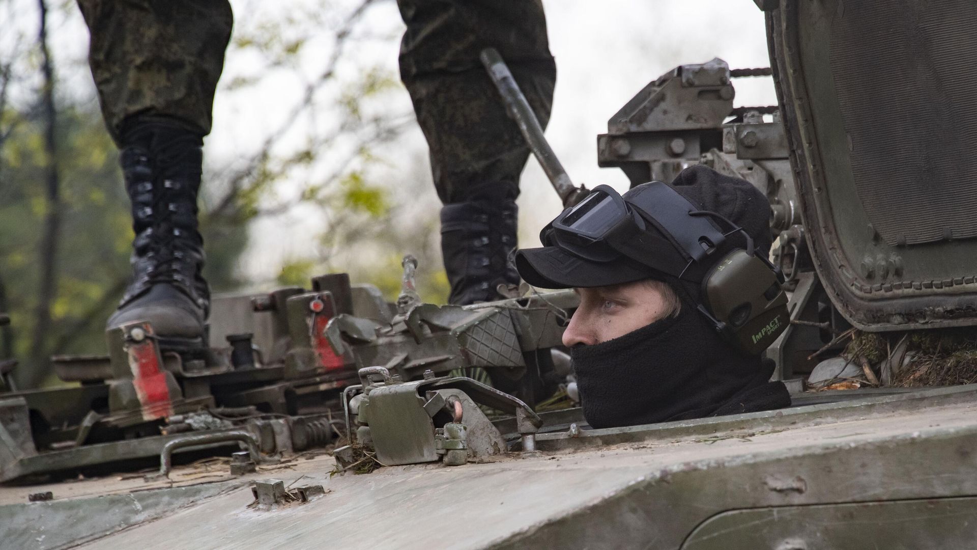 Стрельба из самоходного миномета артиллерии Резерва Верховного Главнокомандования 2С4 Тюльпан калибра 240-мм. Стрельба из самоходного миномета артиллерии Резерва Верховного Главнокомандования 2С4 Тюльпан калибра 240-мм. - РИА Новости, 1920, 03.06.2023