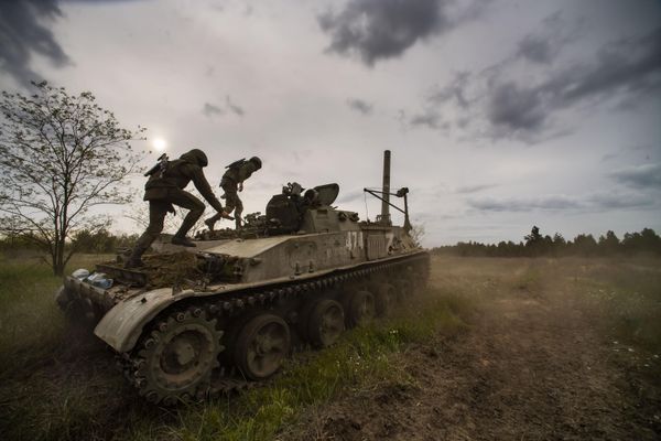 Стрельба из самоходного миномета артиллерии Резерва Верховного Главнокомандования 2С4 Тюльпан калибра 240-мм. Стрельба из самоходного миномета артиллерии Резерва Верховного Главнокомандования 2С4 Тюльпан калибра 240-мм.