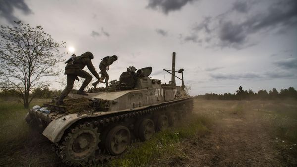Стрельба из самоходного миномета артиллерии Резерва Верховного Главнокомандования 2С4 Тюльпан калибра 240-мм.