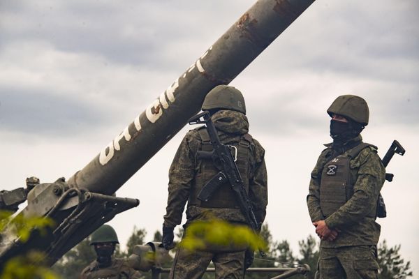 Стрельба из самоходного миномета артиллерии Резерва Верховного Главнокомандования 2С4 Тюльпан калибра 240-мм. Стрельба из самоходного миномета артиллерии Резерва Верховного Главнокомандования 2С4 Тюльпан калибра 240-мм.