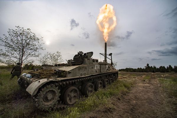 Стрельба из самоходного миномета артиллерии Резерва Верховного Главнокомандования 2С4 Тюльпан калибра 240-мм. Стрельба из самоходного миномета артиллерии Резерва Верховного Главнокомандования 2С4 Тюльпан калибра 240-мм.