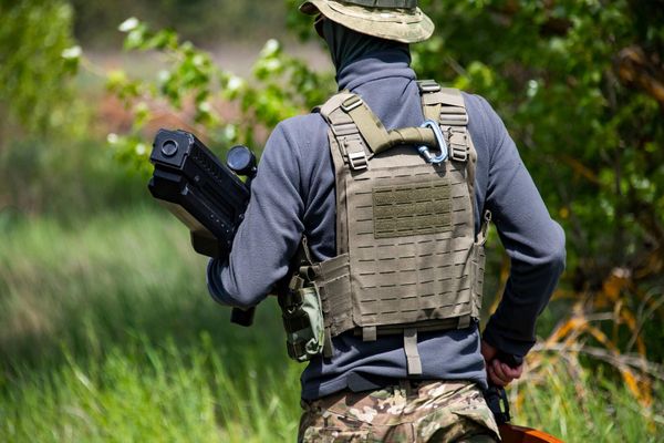 Боец армии РФ с антидроновой установкой Боец армии РФ с антидроновой установкой