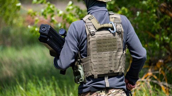 Боец армии РФ с антидроновой установкой