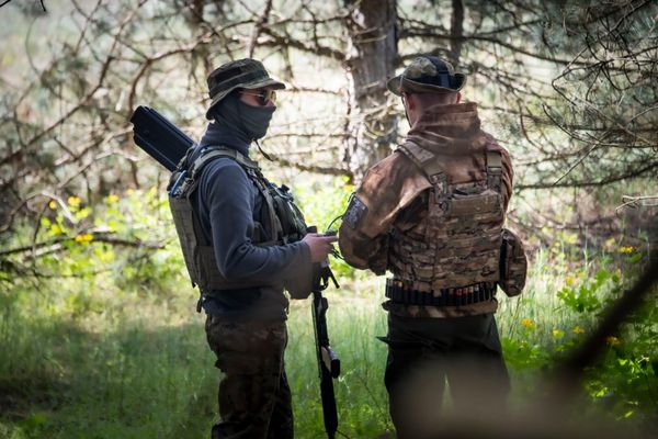 Боец армии РФ с антидроновой установкой Боец армии РФ с антидроновой установкой