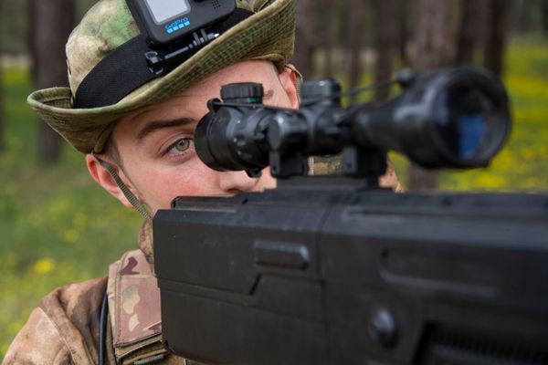 Боец армии РФ с антидроновой установкой Боец армии РФ с антидроновой установкой
