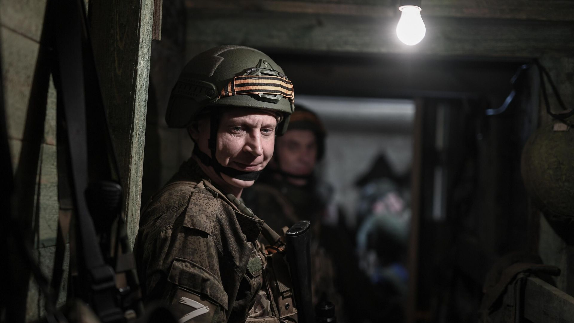 Морской пехотинец Черноморского флота в блиндаже на линии фронта - РИА Новости, 1920, 11.05.2023