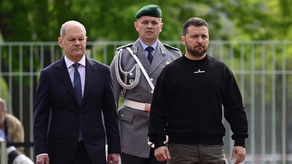 Канцлер Германии Олаф Шольц (слева) и президент Украины Владимир Зеленский 