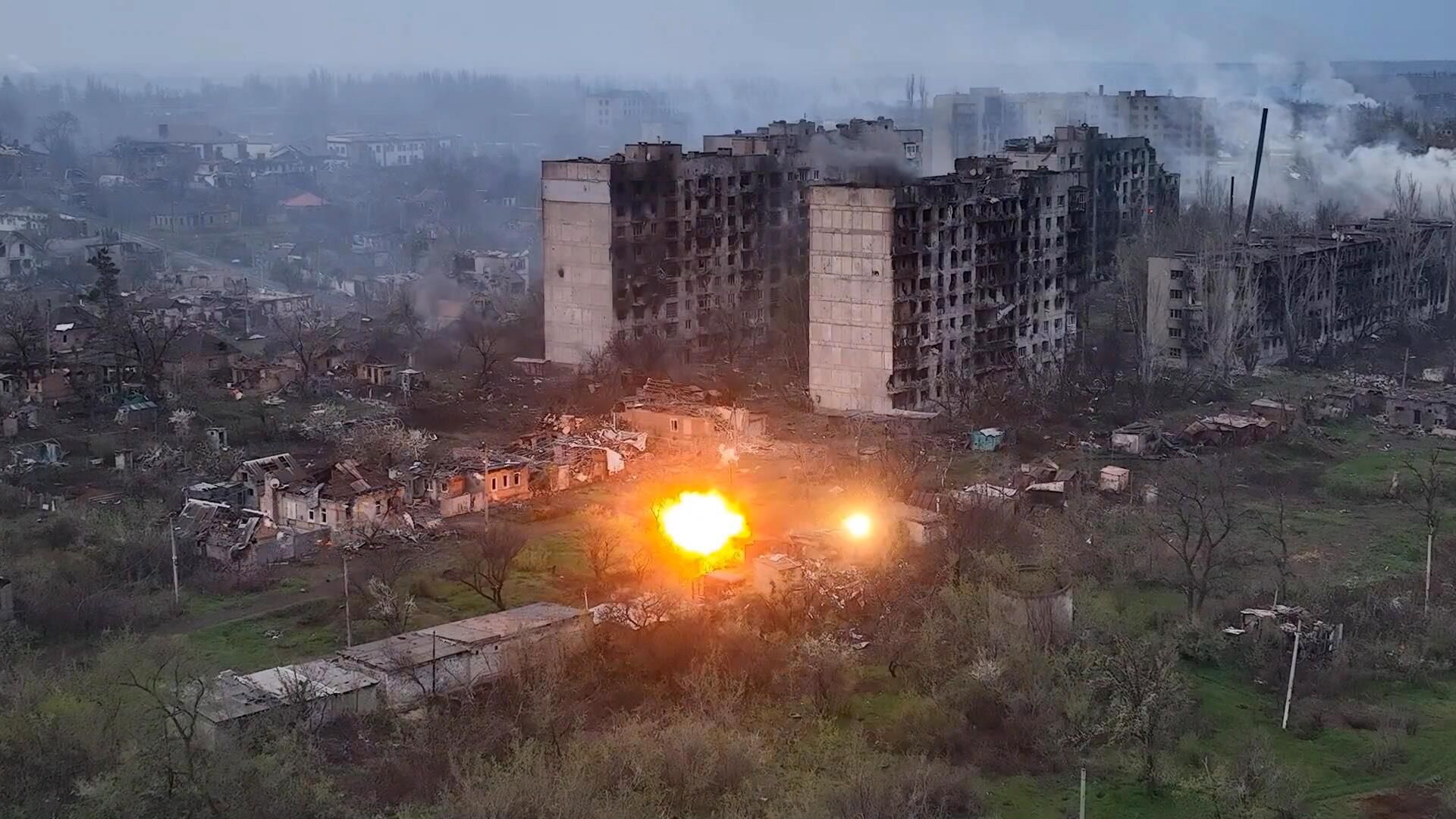Артиллерийский удар по позициям ВСУ в западной части Артёмовска - РИА Новости, 1920, 14.05.2023