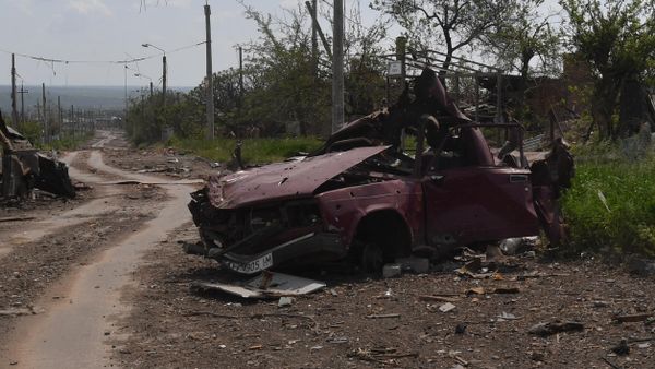 Уничтоженный автомобиль в Артемовске