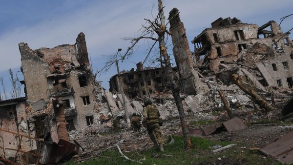 Бойцы ЧВК Вагнер передвигаются в Артемовске