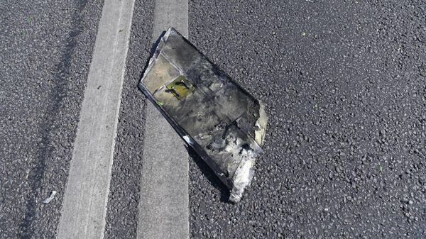 В Белгороде произошел взрыв, по предварительным данным, БПЛА упал на проезжую часть. 