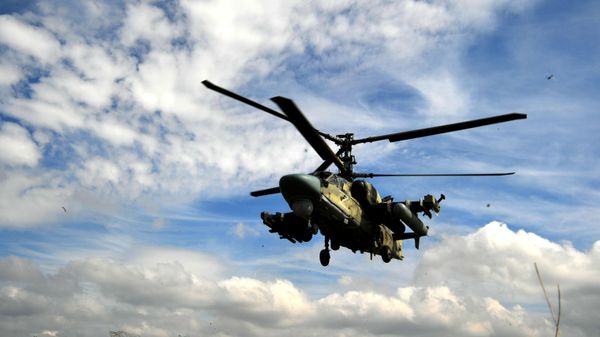 Вертолет Ка-52 ВС РФ на боевом вылете в зоне проведения специальной военной операции
