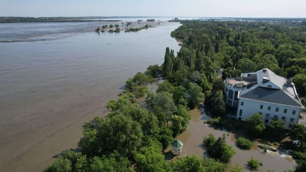 Центр Новой Каховки подтоплен после повреждения Каховской ГЭС Центр Новой Каховки подтоплен после повреждения Каховской ГЭС