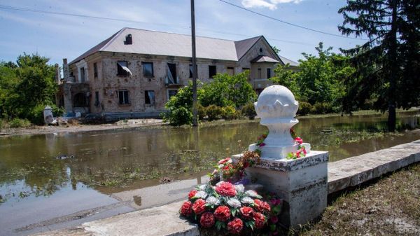 Затопленные улицы Новой Каховки после разрушения дамбы Каховской ГЭС