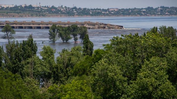 Разрушенная дамба Каховской ГЭС