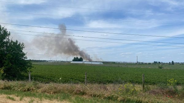 Пожар после прилета в селе Малая Каховка Херсонской области