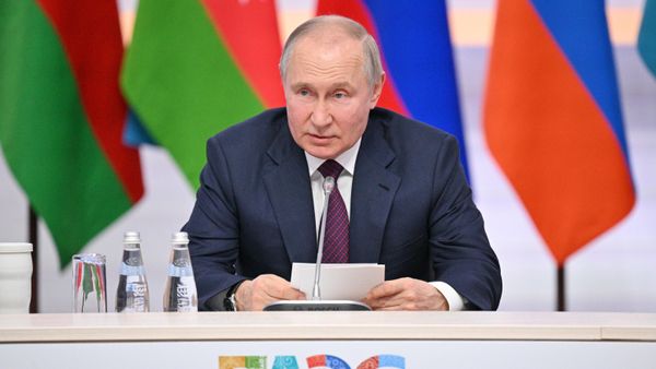 Президент РФ В. Путин провел встречу с главами правительств, участвующих в заседаниях ЕМПС и совета глав правительств СНГ
