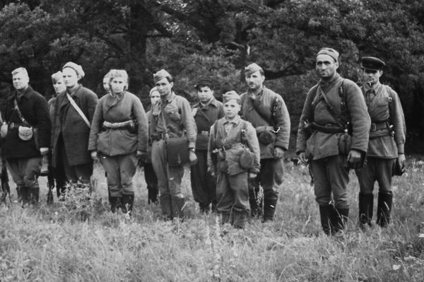 Авторское название снимка Принятие присяги партизанами. Лето 1943 года. Возможно, на нем изображена группа Соколы в полном составе, все 12 человек Авторское название снимка Принятие присяги партизанами. Лето 1943 года. Возможно, на нем изображена группа Соколы в полном составе, все 12 человек