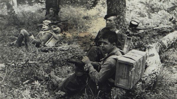 Партизаны готовятся к выходу на боевую операцию Партизаны готовятся к выходу на боевую операцию